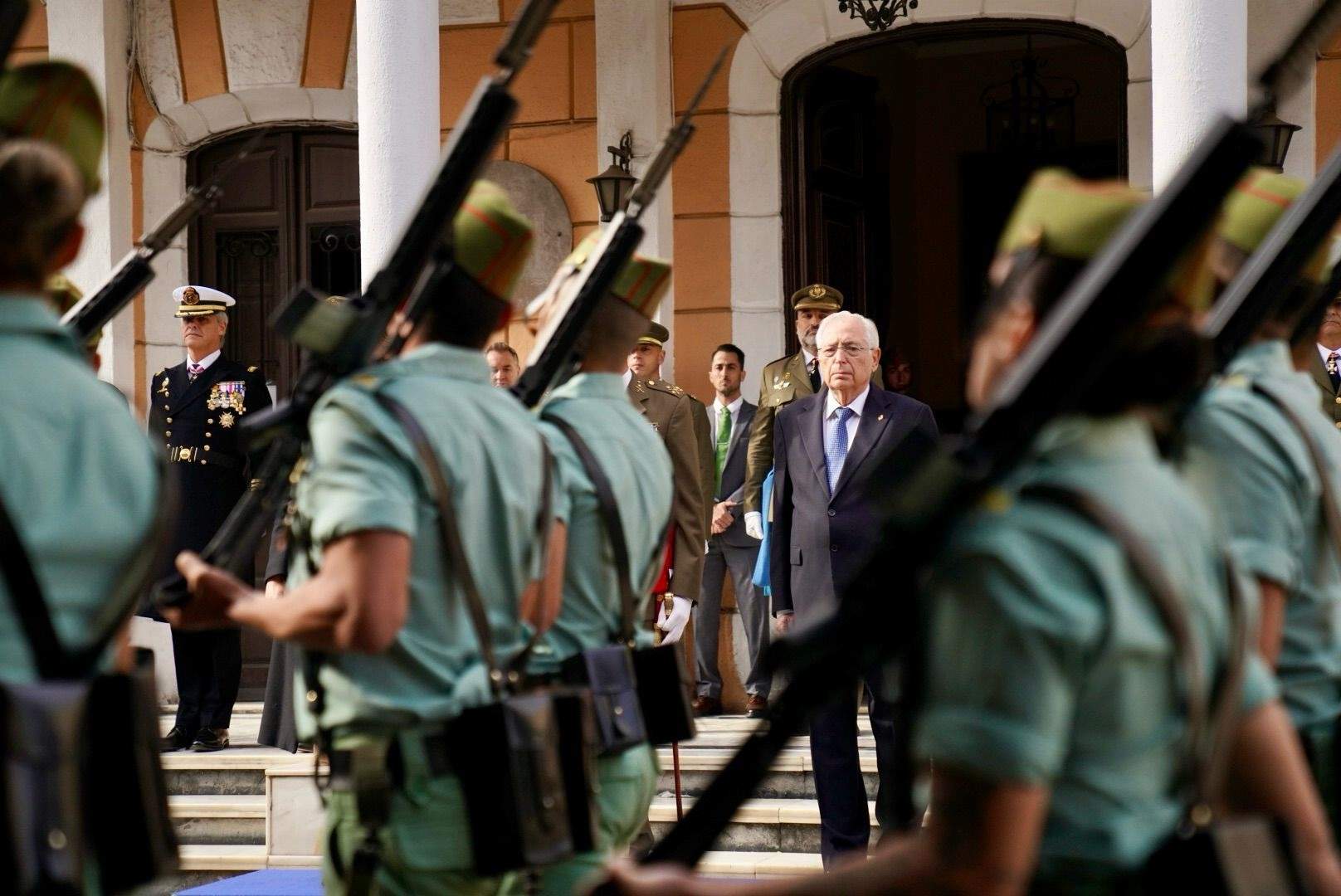 Legionarios desfilan ante el presidente de Melilla, Juan José Imbroda (Foto: Gobierno de Melilla).