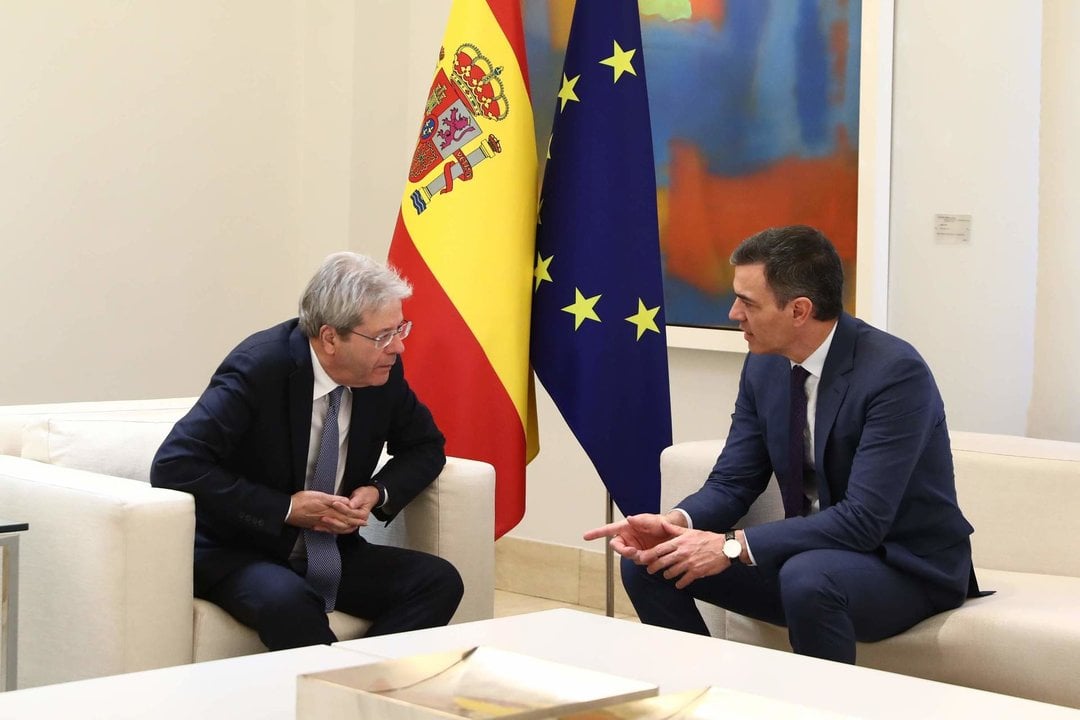 El comisario de Economía de la Comisión Europea, Paolo Gentiloni, y el presidente del Gobierno, Pedro Sánchez, abordan en una reunión en La Moncloa la situación económica.