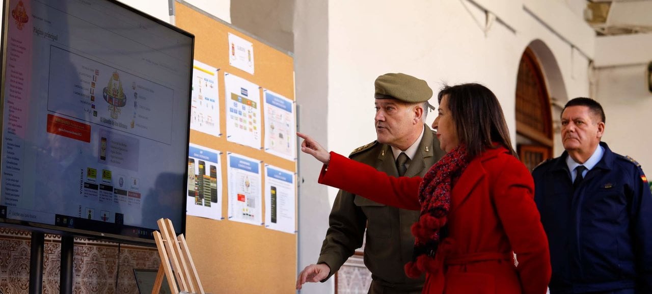 Margarita Robles visita el Mando de Adiestramiento y Doctrina del Ejército de Tierra, en Granada (Foto: Álex Cámara / Europa Press).