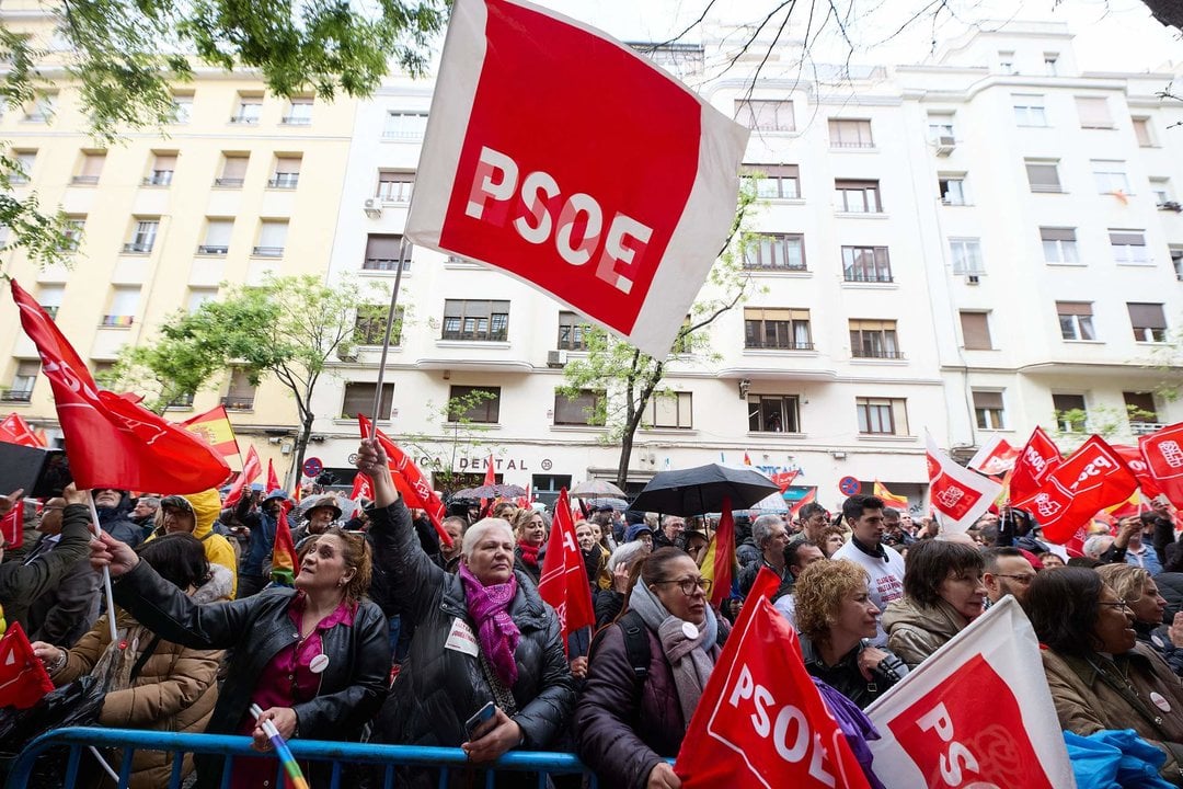 Decenas de personas durante una concentración en la calle de Ferraz en apoyo al presidente del Gobierno, Pedro Sánchez, en la sede del PSOE.