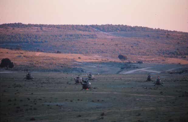 Helicópteros del Ejército de Tierra durante unas maniobras en el campo de Chinchilla.