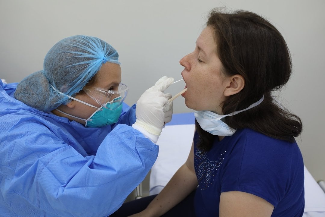 Una enfermera realiza una prueba a un paciente en Cáceres.