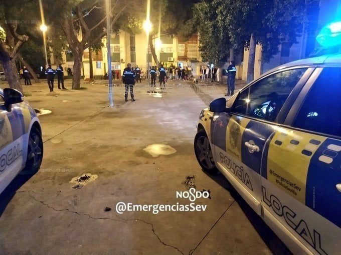 Policía Local de Sevilla desalojando una fiesta ilegal.
