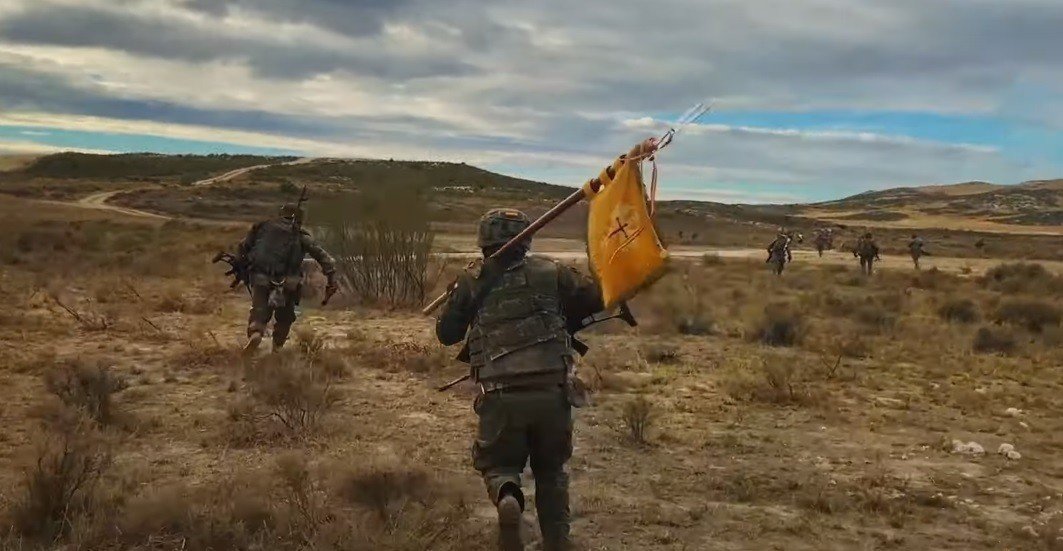 Militar con un banderín en un ejercicio táctico de combate.