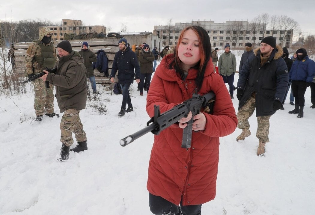 Entrenamiento de civiles ucranianos en una línea del frente cerca de Donetsk