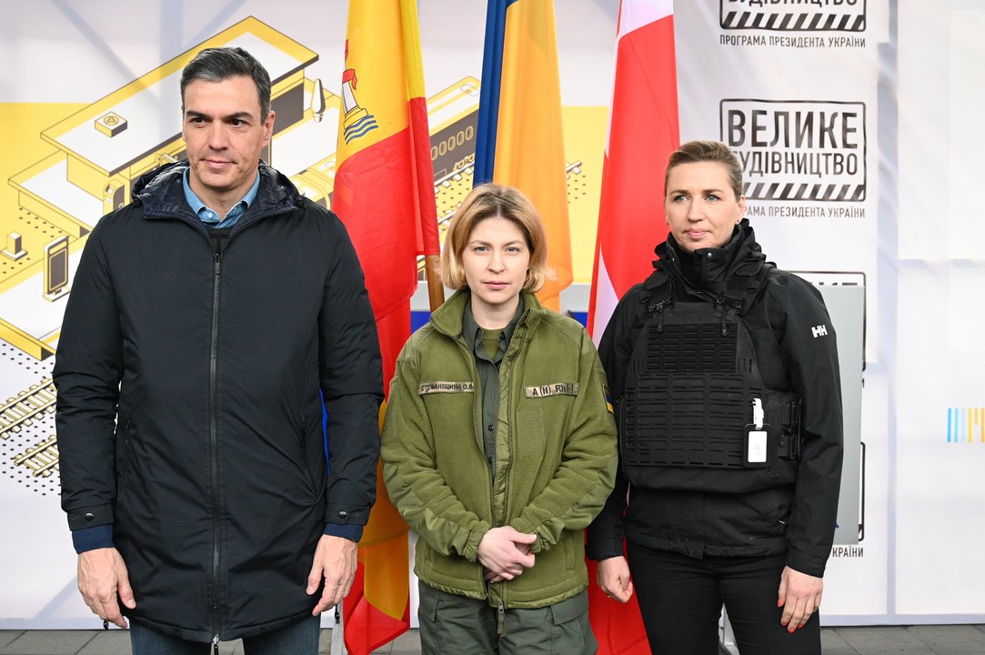 El presidente del Gobierno, Pedro Sánchez y la primera ministra de Dinamarca, Mette Frederiksen (d), posan a su llegada a Kiev.