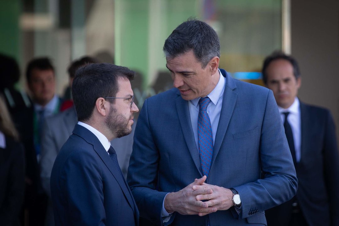 El presidente de la Generalitat, Pere Aragonès, y el del Gobierno, Pedro Sánchez, conversando a su llegada a la Reunió Cercle d'Economia en el Hotel W Barcelona.