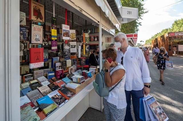 Lectores en la Feria del Libro de Madrid. Foto de archivo.