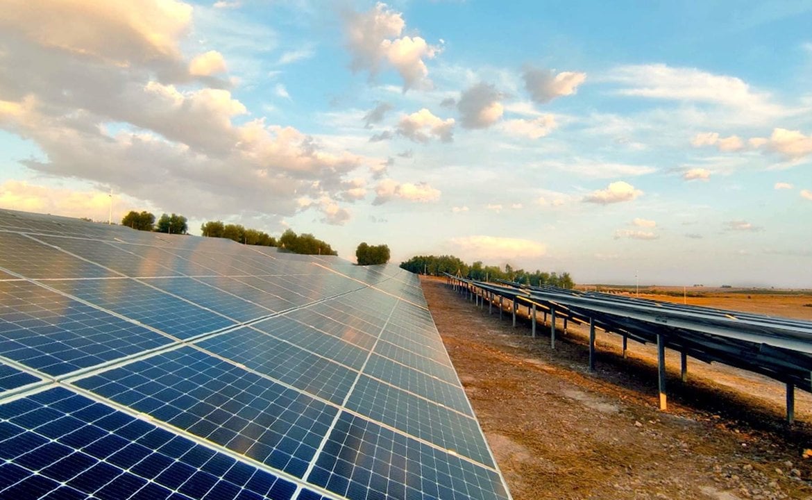 Archivo - La energía solar almacenó casi 1.500 MWh detrás del contador en 2023, según UNEF.