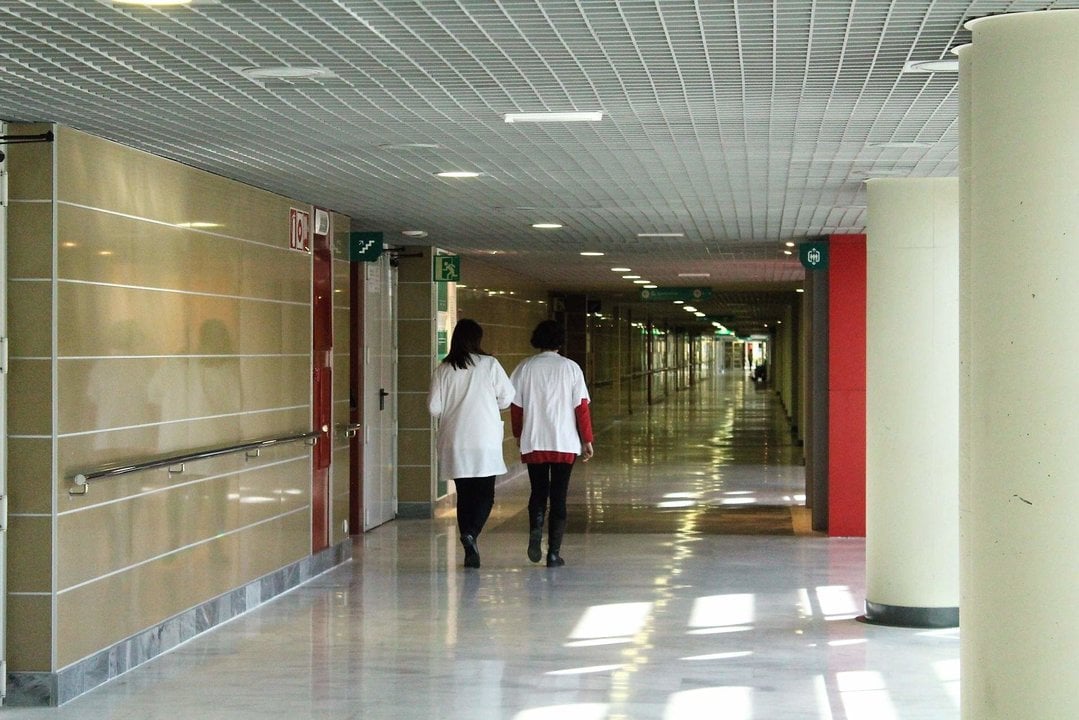 Médicos en el pasillo de un hospital. Foto: Europa Press
