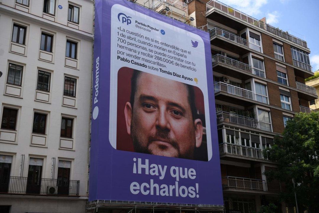Podemos coloca una nueva lona en Madrid, con el mensaje "!Hay que echarlos!"