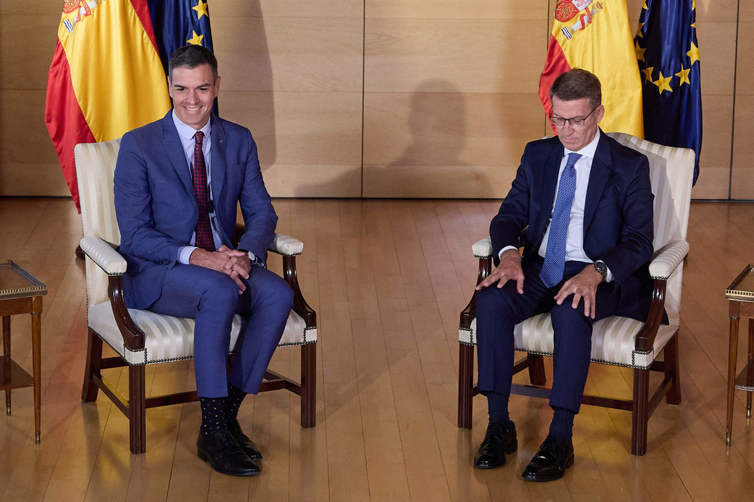 El presidente del Gobierno en funciones y líder del PSOE, Pedro Sánchez (i) y el presidente del PP, Alberto Núñez Feijóo (d), en su reunión en el Congreso de los Diputados.