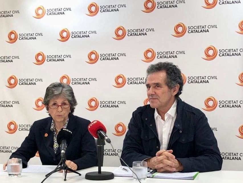 La presidenta de Societat Civil Catalana (SCC), Elda Mata, y el vicepresidente, Álex Ramos, en rueda de prensa en Barcelona (Catalunya, España) el 12 de septiembre de 2023. (Foto: Europa Press)