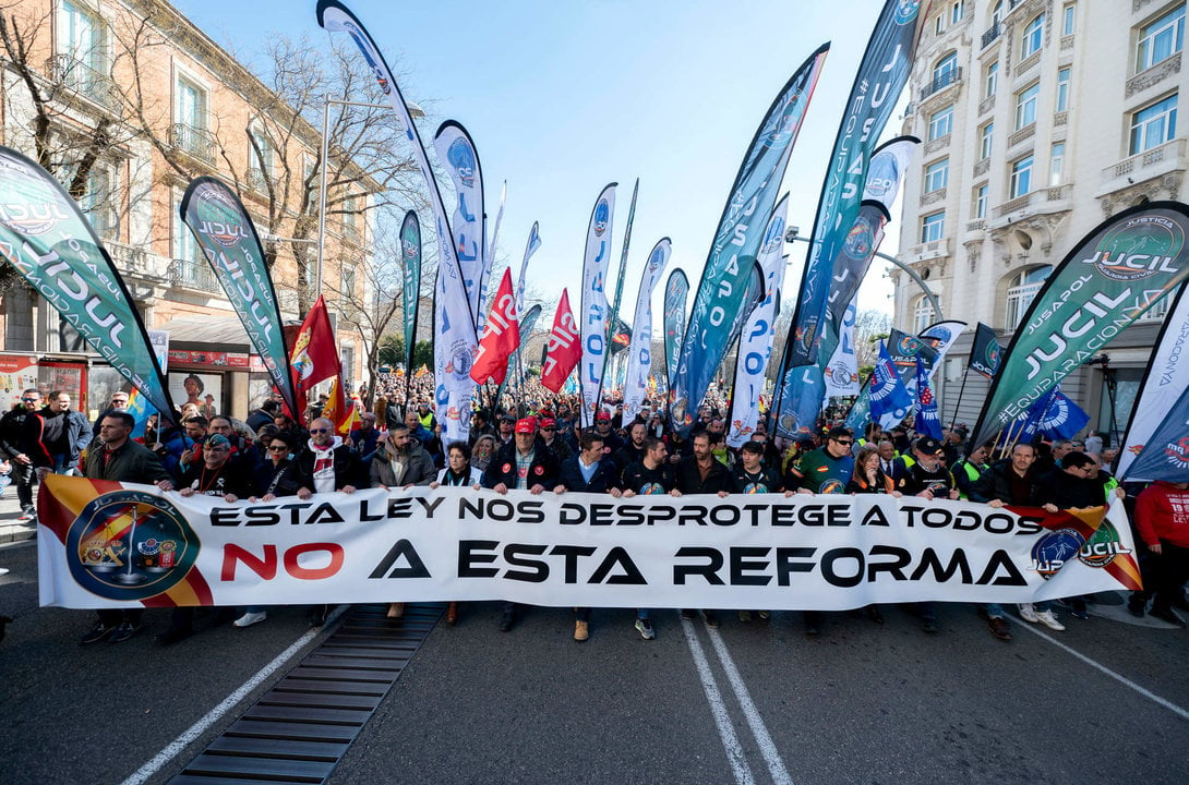 Policías y guardias civiles de Jusapol marchan hacia el Congreso en una manifestación contra la reforma de la 'ley mordaza'.