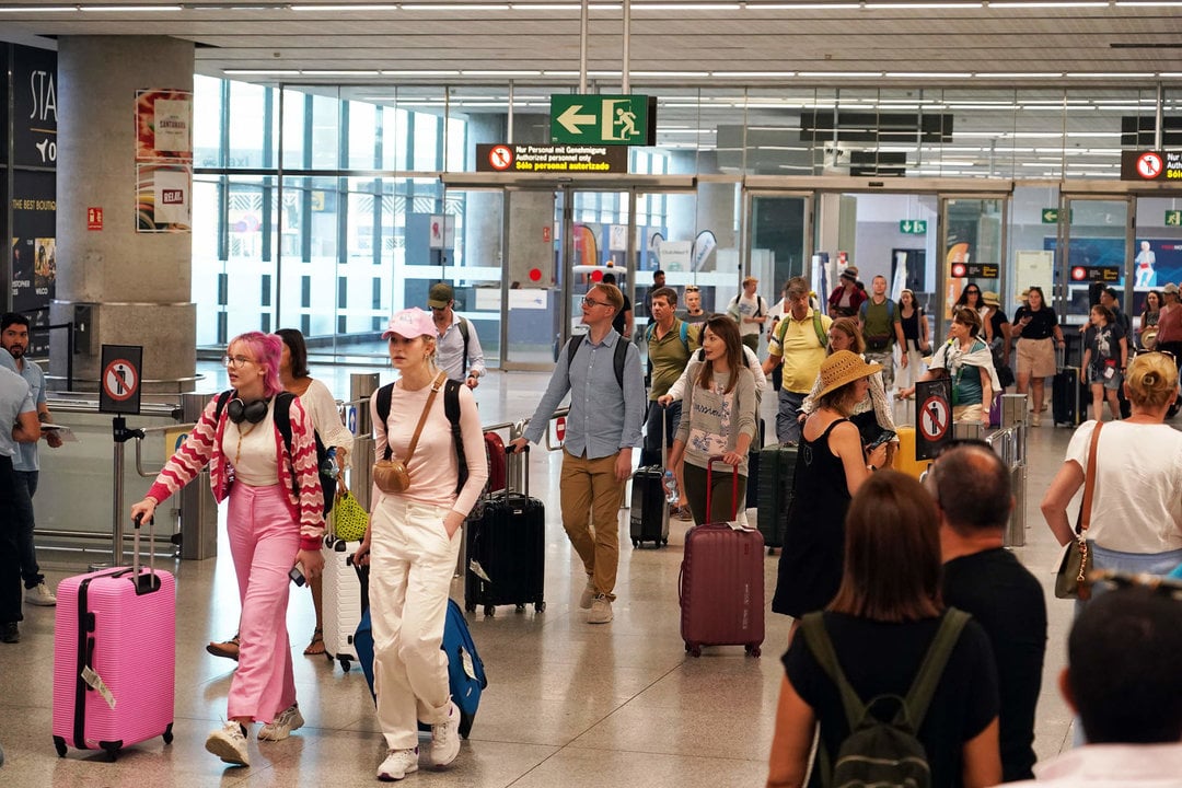 Llega la peor noticia del verano: la nueva aerolínea low cost que cobrará  por llevar equipaje de mano