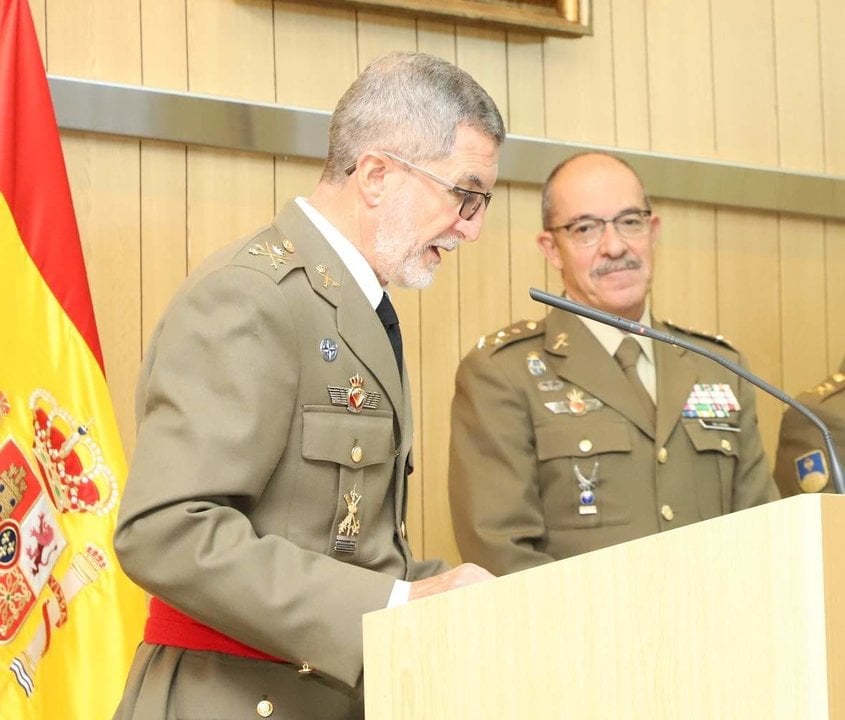 El general Antonio Romero Losada, en primer término, en su toma de mando como director del CIFAS, ante el entonces JEMAD Fernando Alejandre.