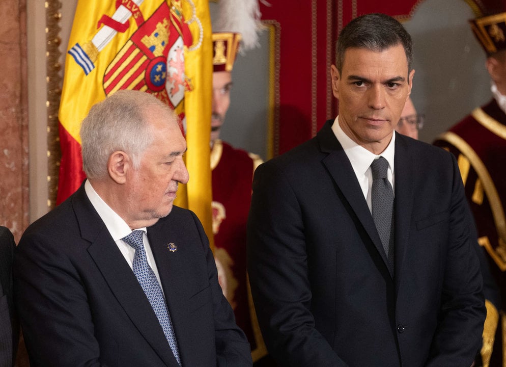 El presidente del Tribunal Constitucional, Cándido Conde-Pumpido (i), y el presidente del Gobierno, Pedro Sánchez (d).