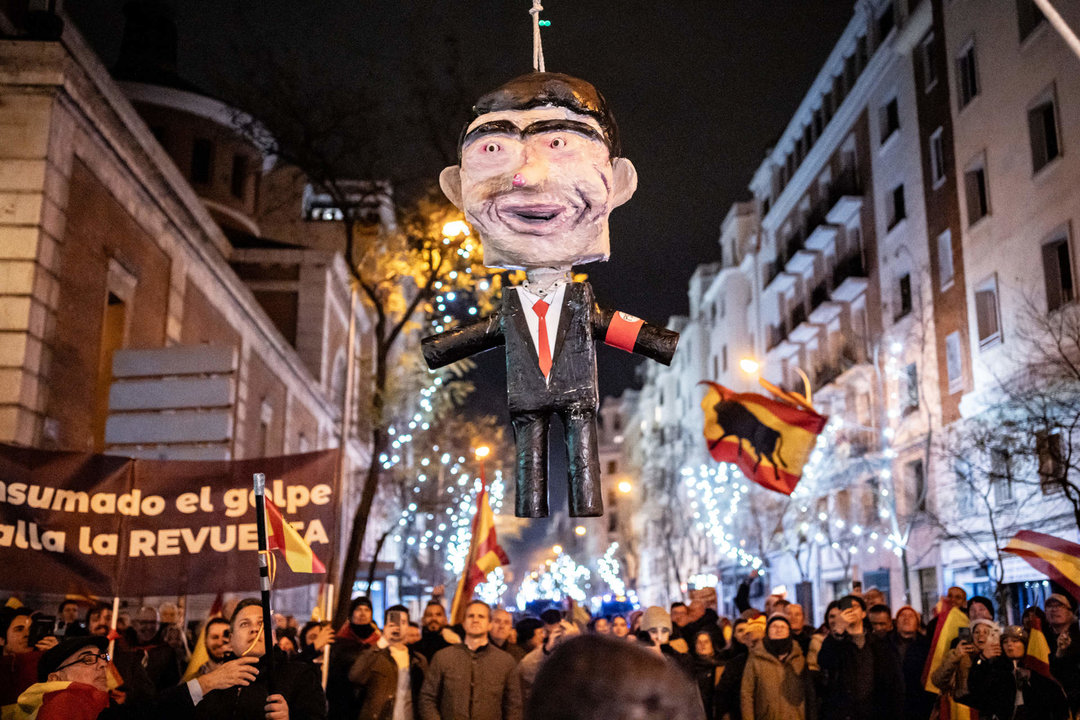Decenas de personas celebran la entrada del año nuevo en la calle Ferraz, a 1 de enero de 2024, en Madrid.