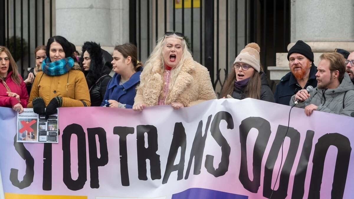 Manifestantes trans piden la salida de Isabel García del INMUJER