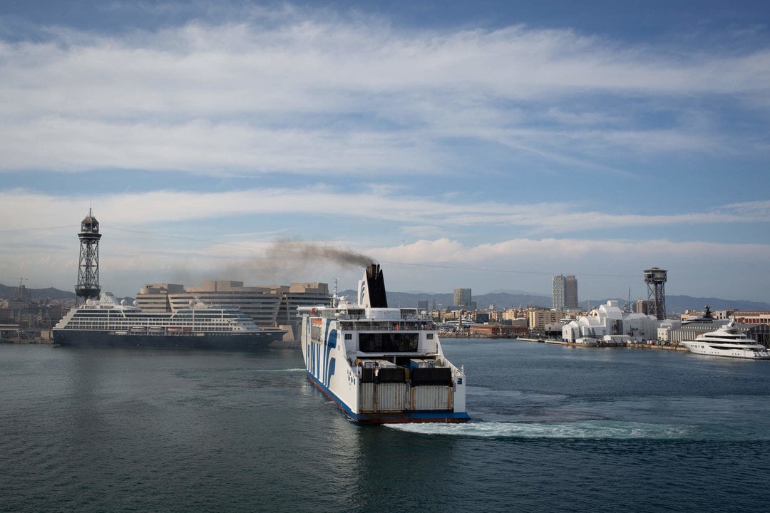 Archivo - Un crucero entra a la terminal de cruceros del Puerto de Barcelona