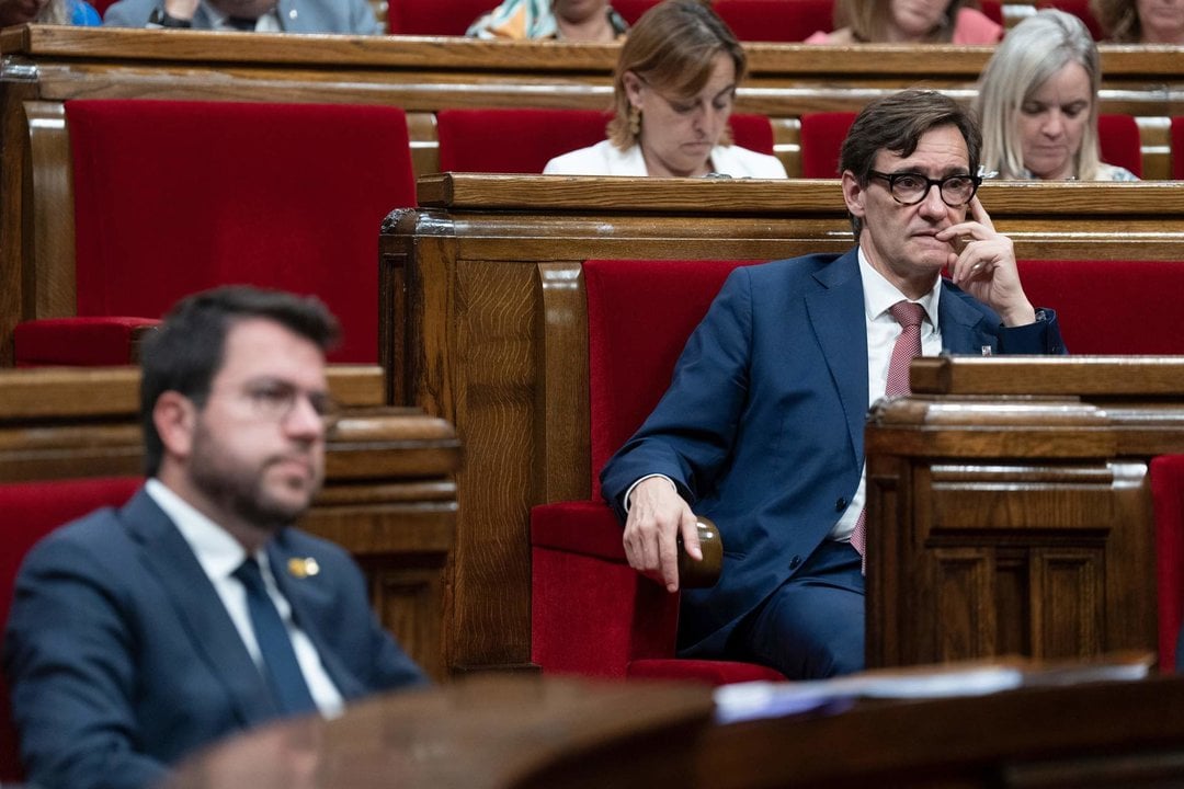 El presidente de la Generalitat de Catalunya, Pere Aragonès (i), y el líder del PSC, Salvador Illa (d), durante el tercer Debate de Política General de la legislatura, en el Parlament de Catalunya, a 27 de septiembre de 2023, en Barcelona.