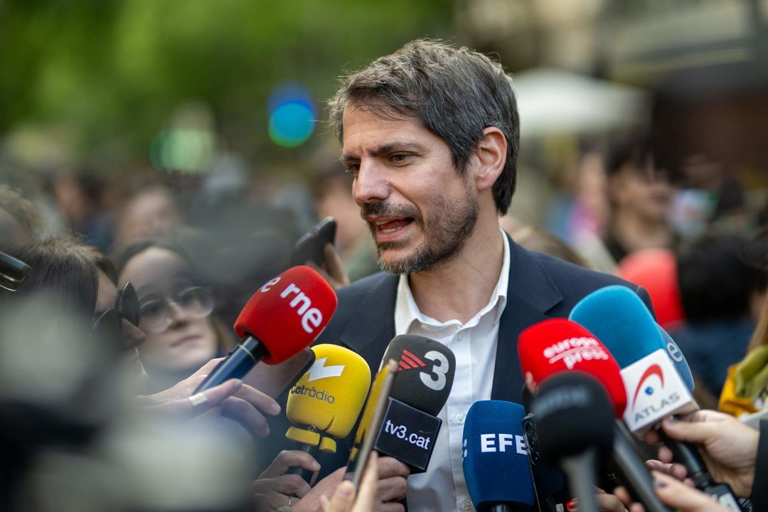 El ministro de Cultura, Ernest Urtasun, atiende a los medios durante Sant Jordi en la Rambla Catalunya-Consell de Cent, a 23 de abril de 2024, en Barcelona, Catalunya.