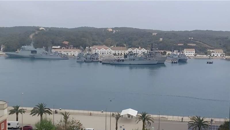 Buques militares en el puerto de Mahón.