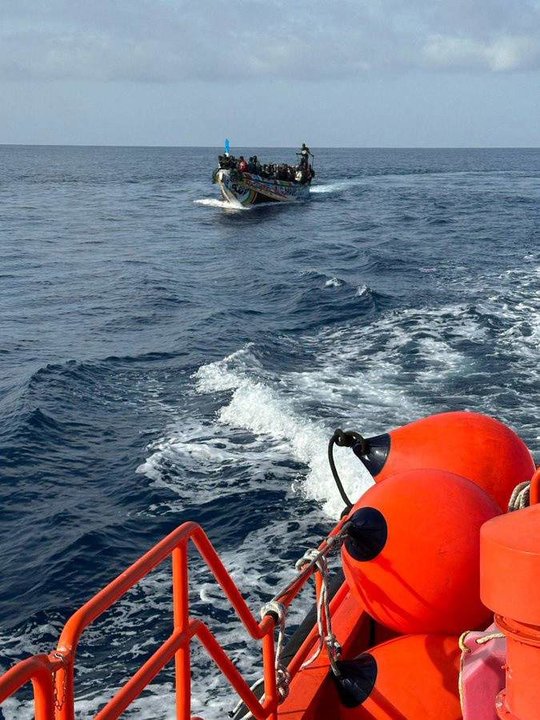 Salvamento Marítimo intercepta un cayuco en aguas de Canarias.