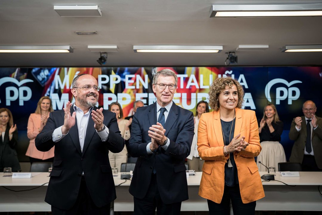 De izquierda a derecha. El candidato del PP para las elecciones catalanas, Alejandro Fernández, el presidente del PP, Alberto Núñez Feijóo, y la candidata del PP a las elecciones europeas, Dolors Montserrat, durante la reunión del Comité Ejecutivo Nacional, en la sede del PP en Madrid.