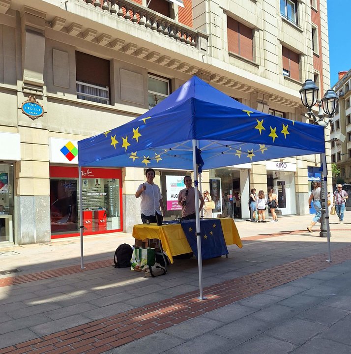 Carpa instalada en la calle Ercilla de Bilbao para animar a votar en las elecciones europeas