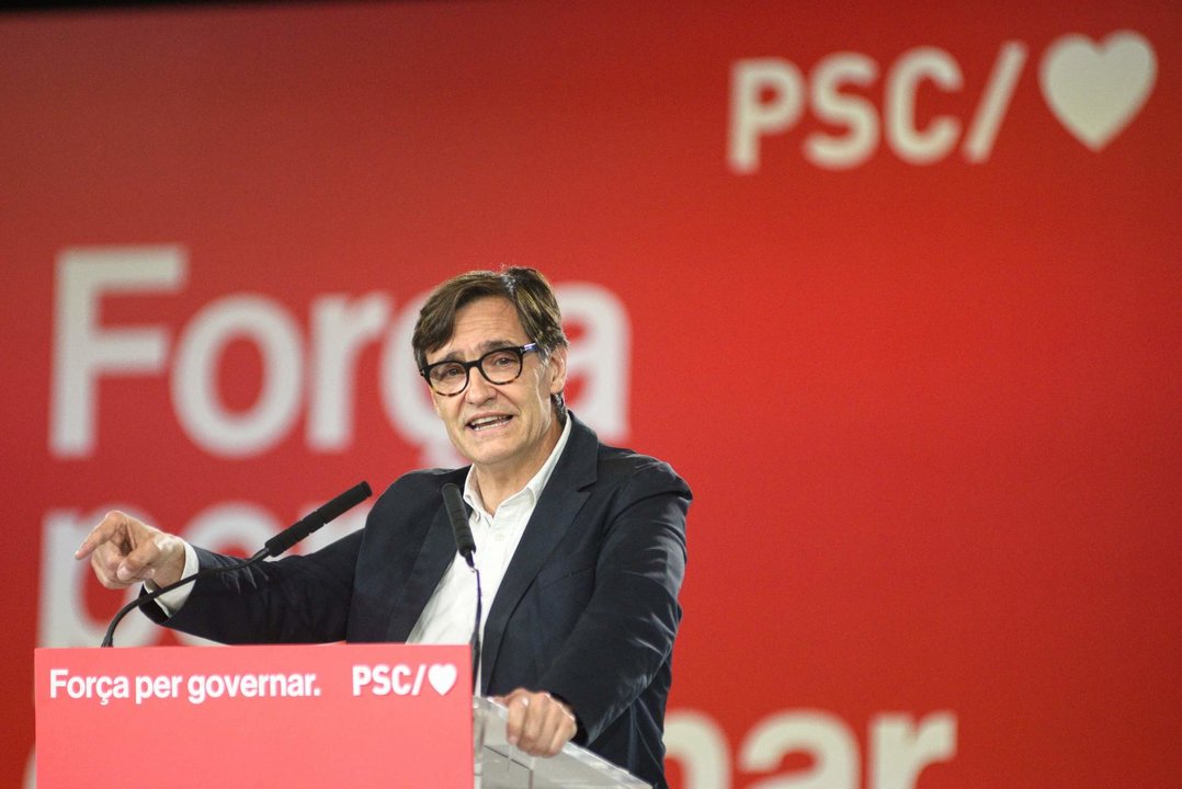 El líder del PSC y candidato del partido a la Presidencia de la Generalitat, Salvador Illa, interviene durante un acto del PSC, en el Palau de Congressos de Catalunya, a 18 de mayo de 2024, en Barcelona, Catalunya.