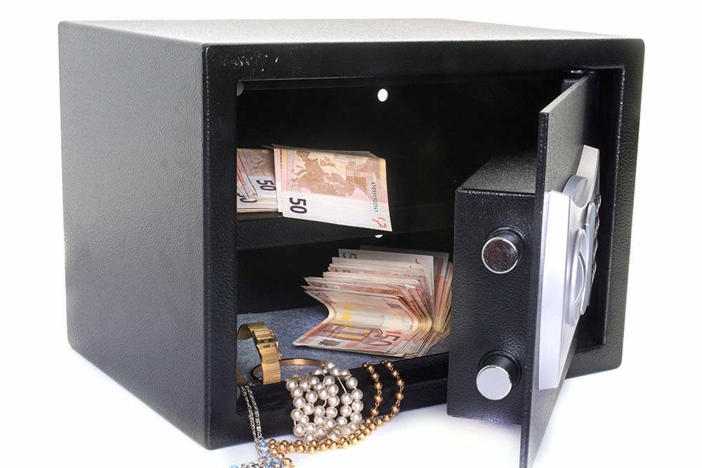 Caja fuerte con dinero y joyas. Imagen de archivo