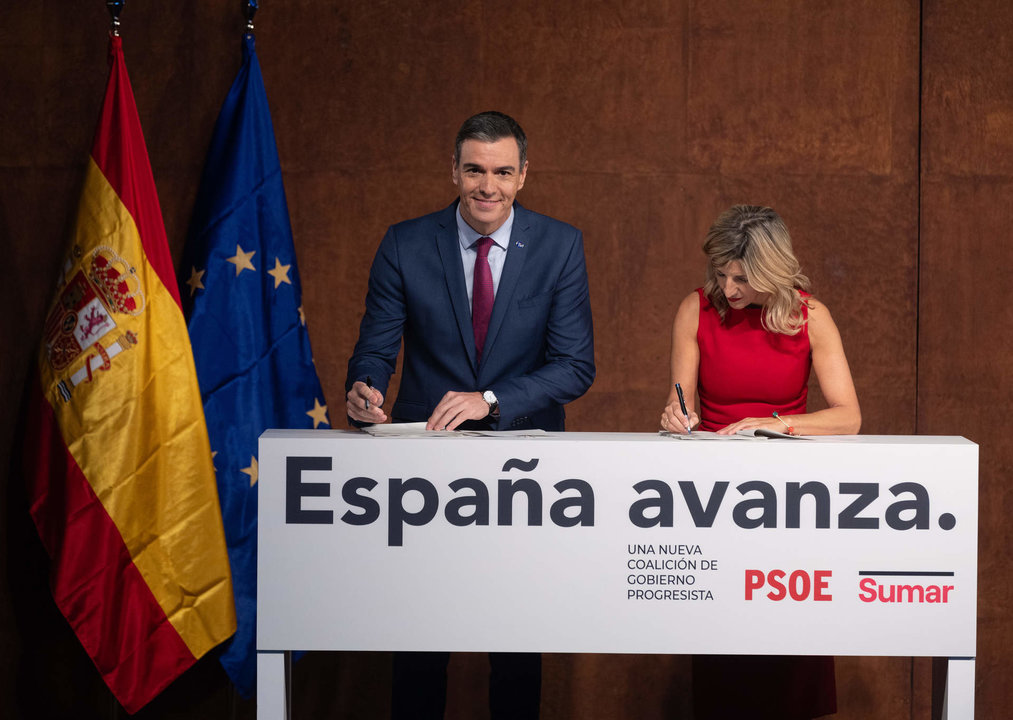 El presidente del Gobierno y la líder de Sumar, durante la firma del acuerdo de coalición, celebrada en un acto público en el Museo Reina Sofía de Madrid, en octubre de 2023 (Foto: Eduardo Parra / Europa Press)