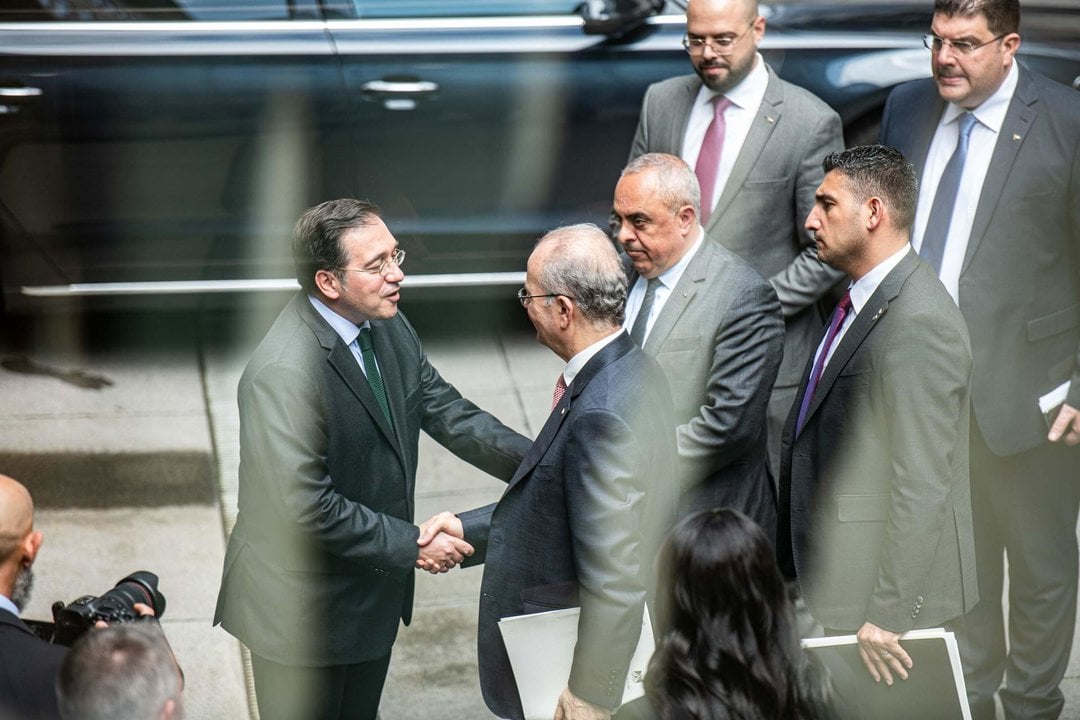 El ministro de Asuntos Exteriores, Unión Europea y Cooperación, José Manuel Albares (i), se reúne con el primer ministro palestino, Mohamed Mustafa (c), en la sede de la Representación Permanente de España ante la UE, en Bruselas (Bélgica).