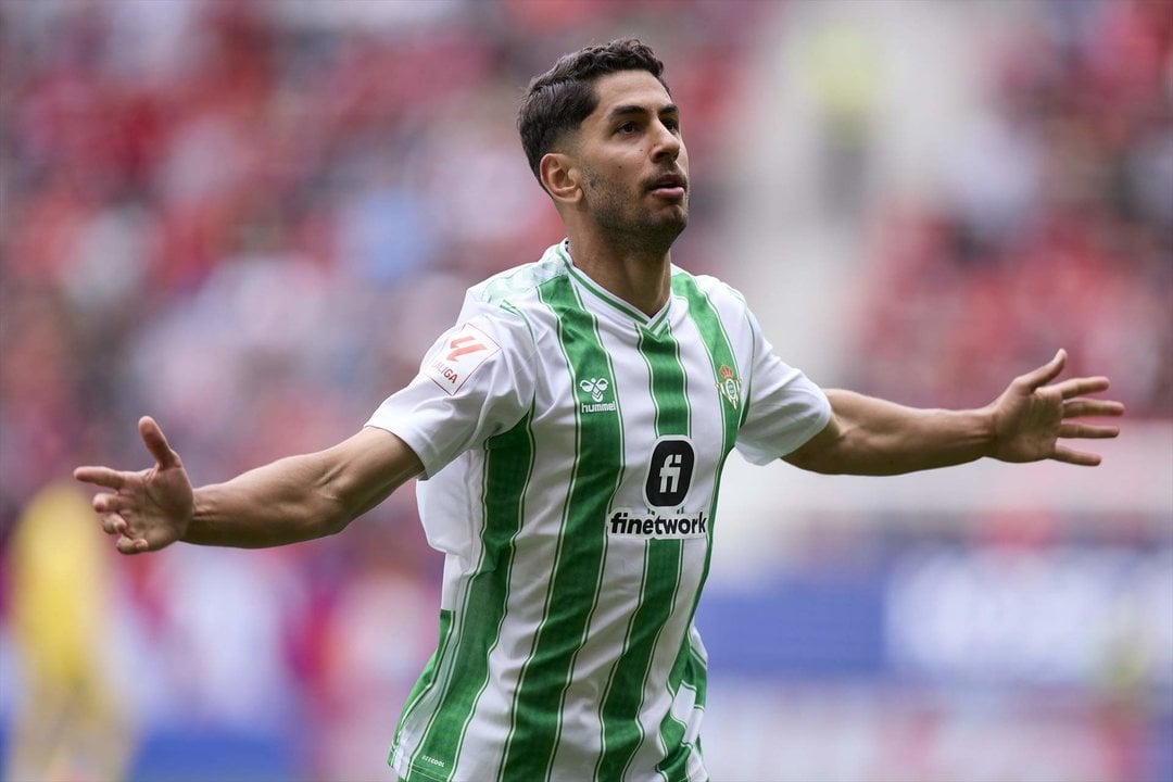 Ayoze Perez of Real Betis Balompie celebrates after scoring the team's first goal during the LaLiga EA Sports match between CA Osasuna and Real Betis Balompie at El Sadar on May 5, 2024, in Pamplona, Spain.