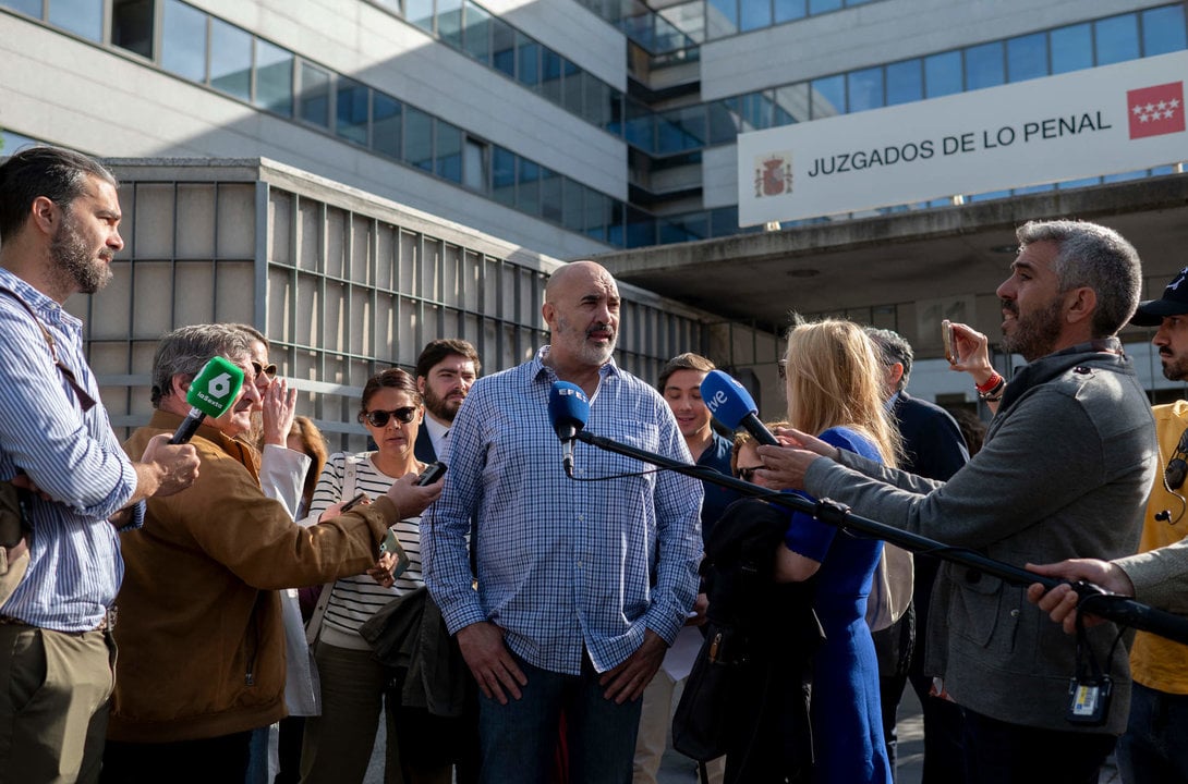 El acusado Miguel Frontera atiende a medios a su llegada al Juzgado de lo Penal nº 14 de Madrid (Foto: Alberto Ortega / Europa Press)