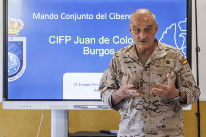 Un capitán de fragata del Mando Conjunto del Ciberespacio habla en un centro de Formación Profesional de Burgos.