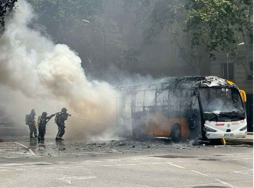 Un autobús se quema en Barcelona provocando una enorme nube de humo