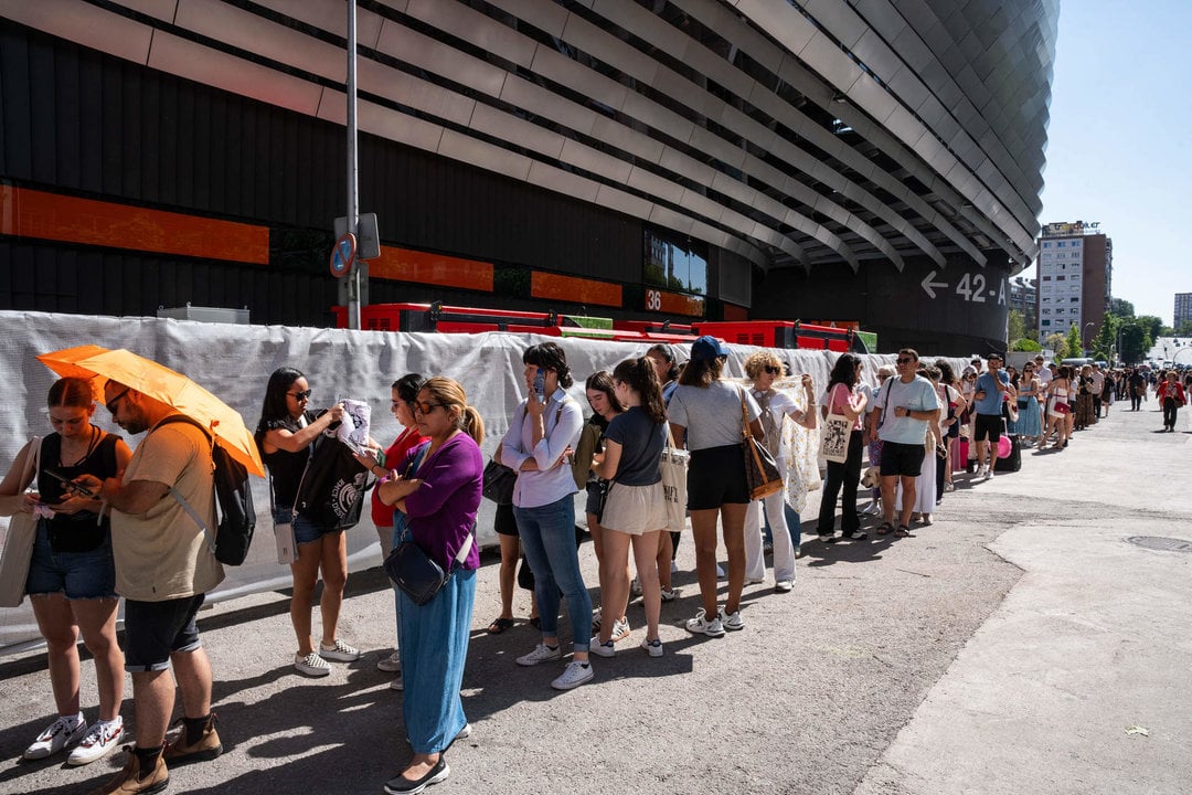 Decenas de personas hacen cola para la compra de merchandising de Taylor Swift, en los alrededores del Estadio Santiago Bernabéu, donde la artista estadounidense actuó el 29 y 30 de mayo (Foto: Matias Chiofalo / Europa Press)