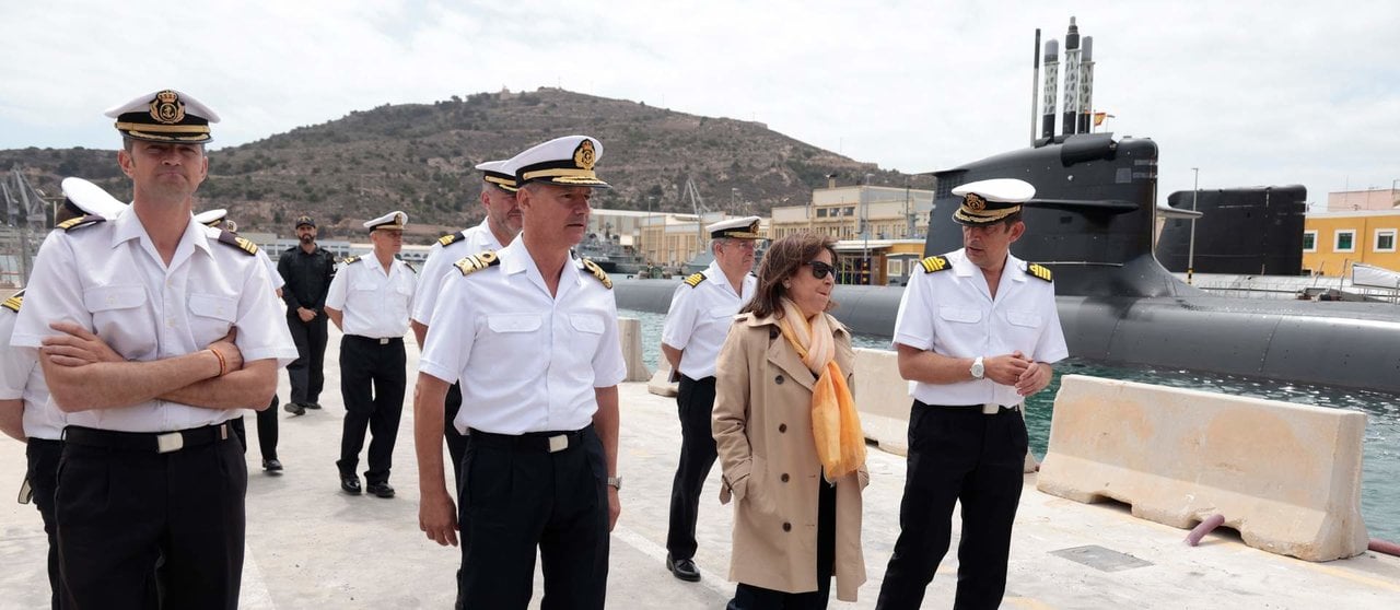 Margarita Robles y mandos de la Armada, en el Arsenal de Cartagena (Foto: Martín C / Europa Press).