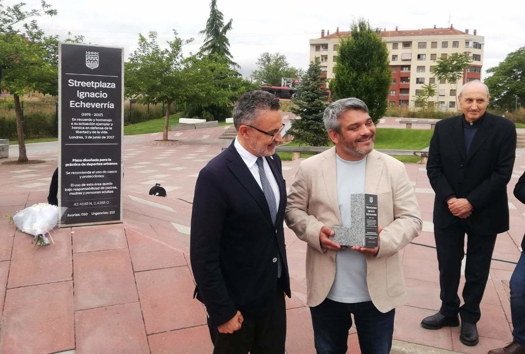 El representante de la familia de Ignacio Echeverria ha recibido de manos del alcalde de Logroño una réplica de la placa descubierta en el 'skate park' que lleva su nombre (Foto: Europa Press)