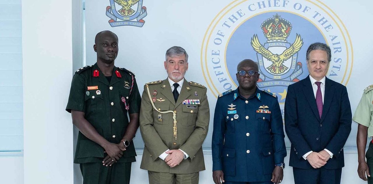 El agregado de Defensa de España en Ghana, segundo por la izquierda.