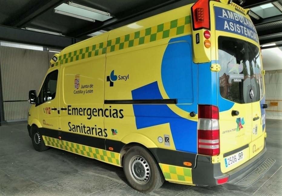 Imagen de archivo de una ambulancia soporte vital básico de Castilla y León. (Foto: Europa Press)
