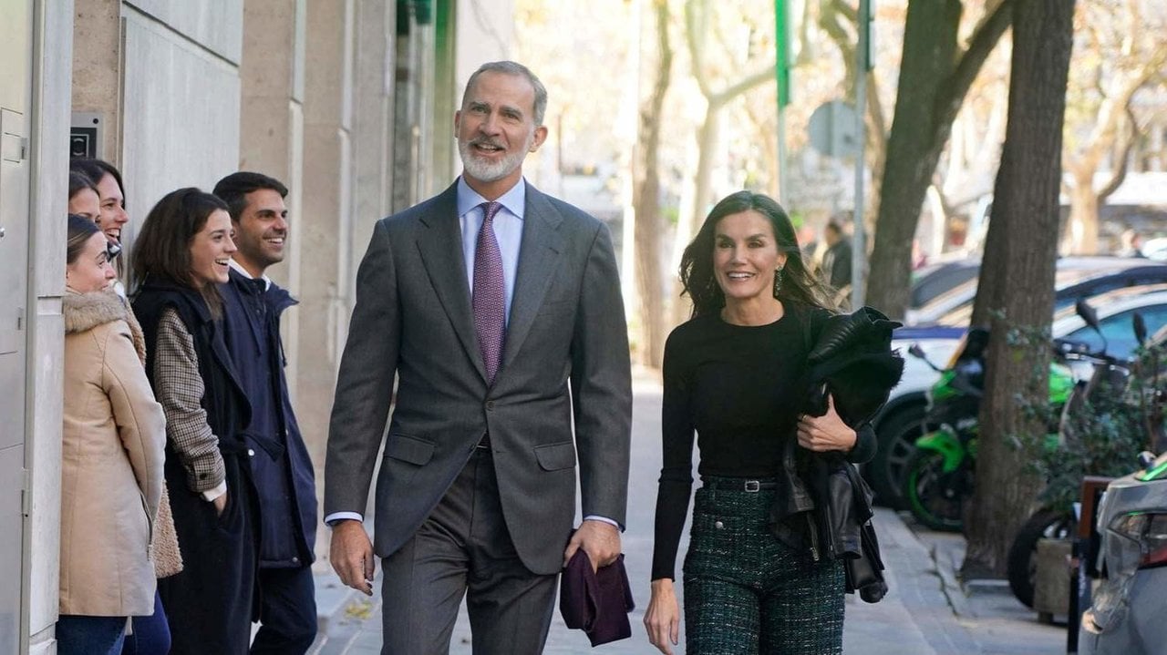 Los reyes Felipe y Letizia caminan por una calle de Madrid.