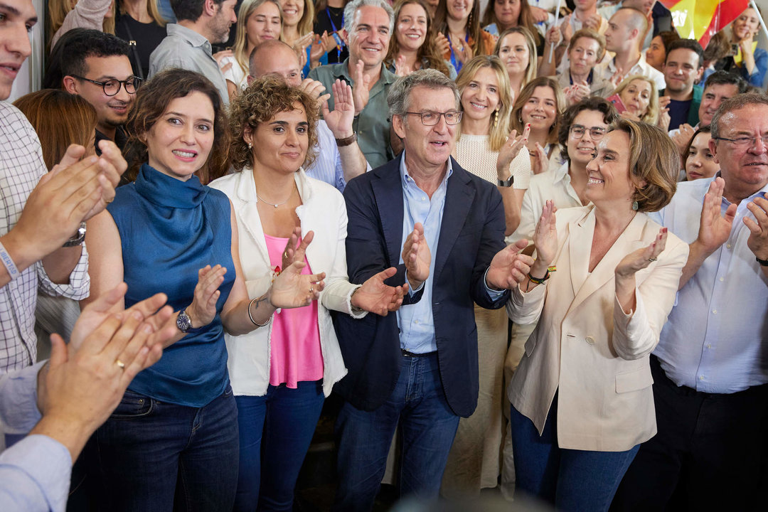 (I-D) La presidenta de la Comunidad de Madrid, Isabel Díaz Ayuso; la candidata del PP a las elecciones euroepeas, Dolors Montserrat; el líder del PP, Alberto Núñez Feijóo y la secretaria general del PP, Cuca Gamarra.