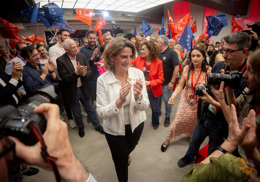 Teresa Ribera, acompañada de dirigentes del PSOE en la noche electoral (Foto: Eduardo Parra / Europa Press).