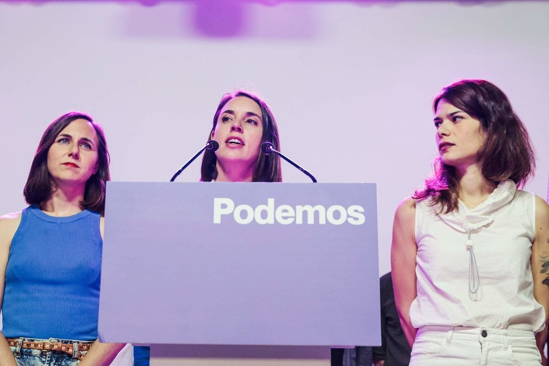La candidata de Podemos a las elecciones europeas, Irene Montero (c), junto a la secretaria general, Ione Belarra (i) y la coportavoz , Isa Serra (d), en la sede del partido.