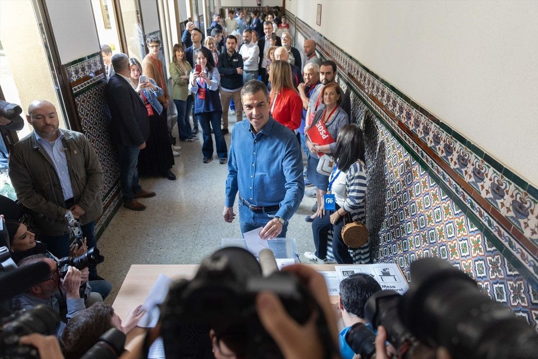 El secretario general del PSOE y presidente del Gobierno de España, Pedro Sánchez, ejerce su derecho a voto en el colegio de Nuestra Señora del Buen Consejo