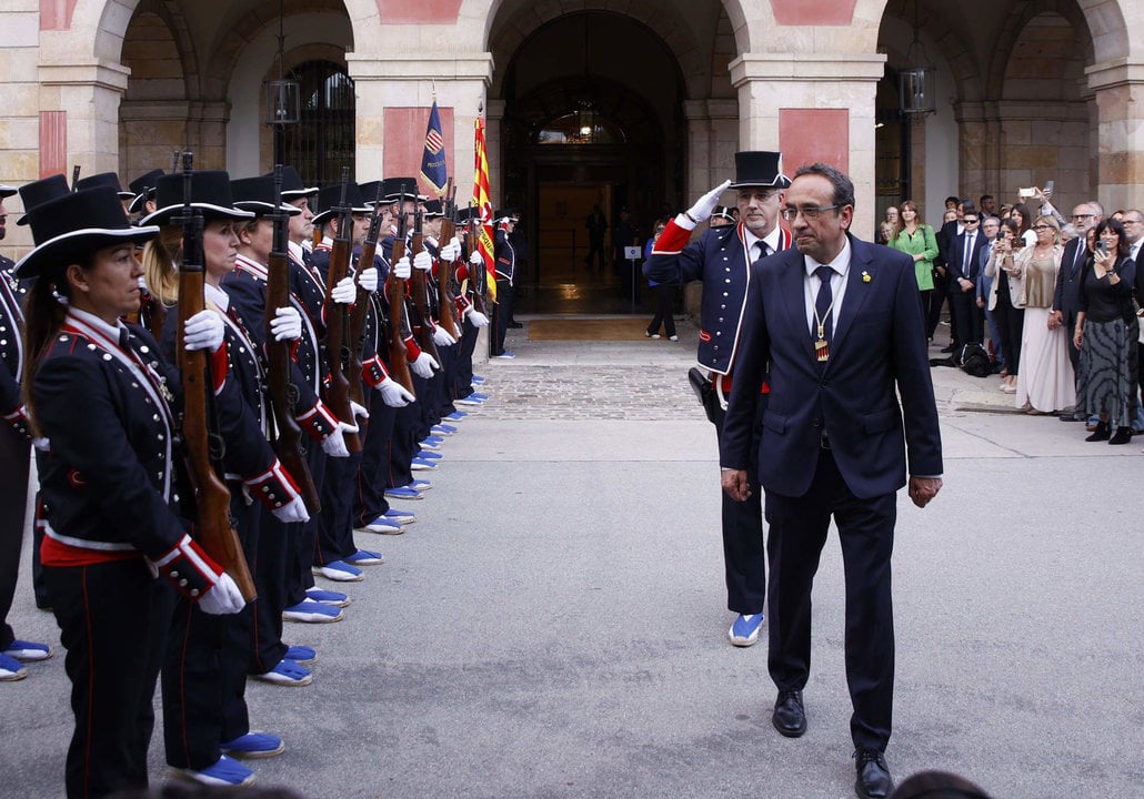 El nuevo presidente del Parlament, Josep Rull, pasa revista a los Mossos d'Esquadra.