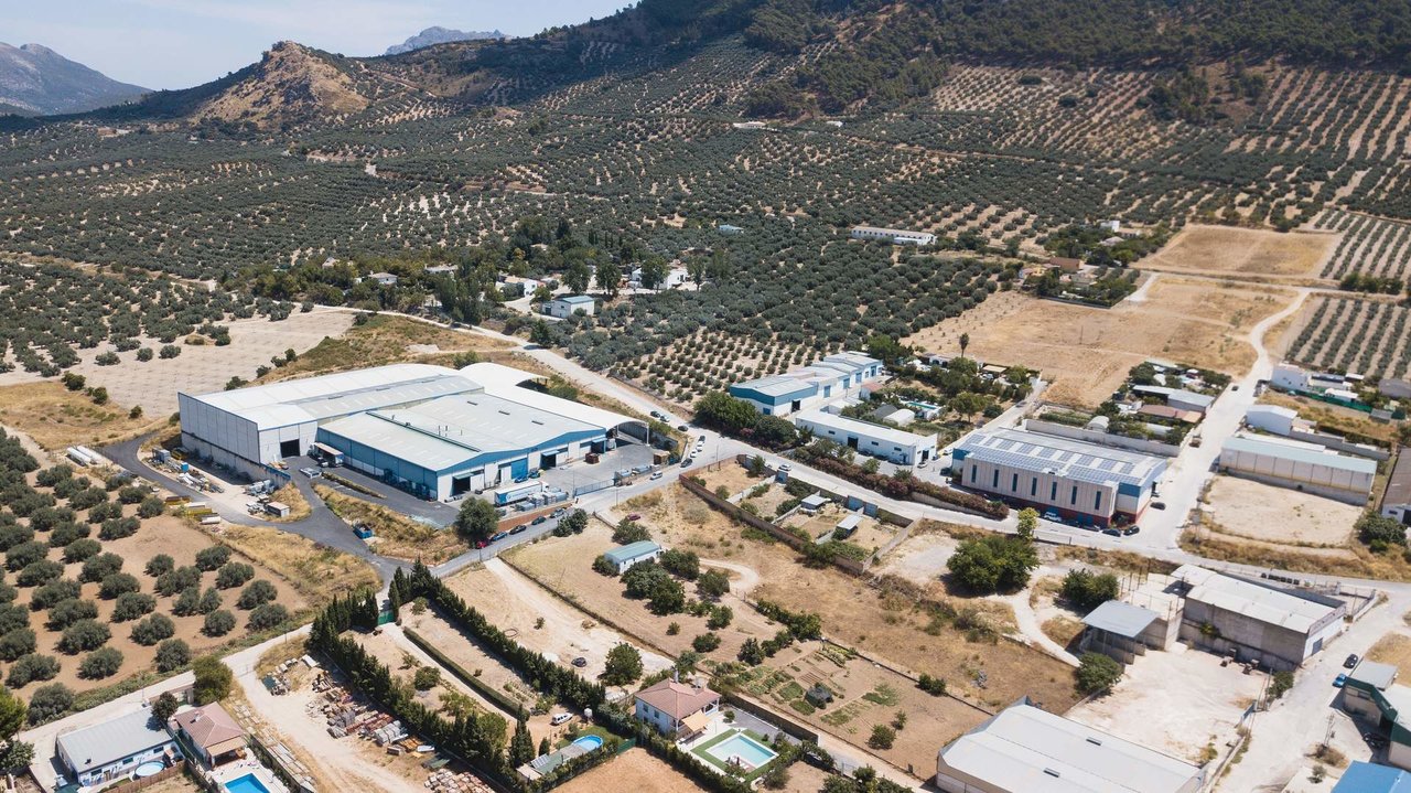 Imagen aérea de la instalación solar en las naves de la empresa Carpintería Metálica Indusmetal Torres, ubicada en Rute, Córdoba